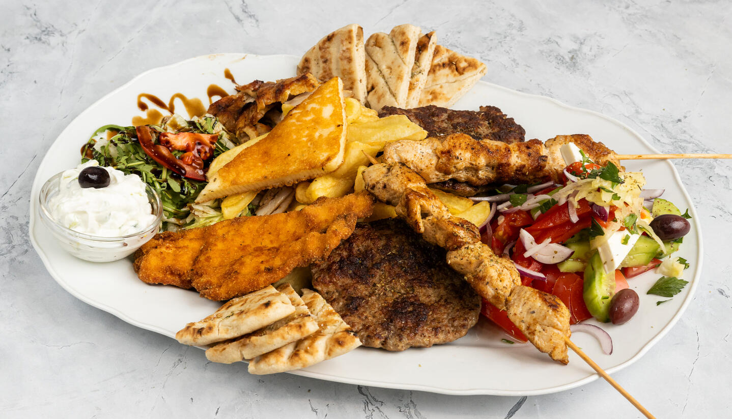 Heureka tál két főre gyrosszal, souvlakival és görög köretekkel