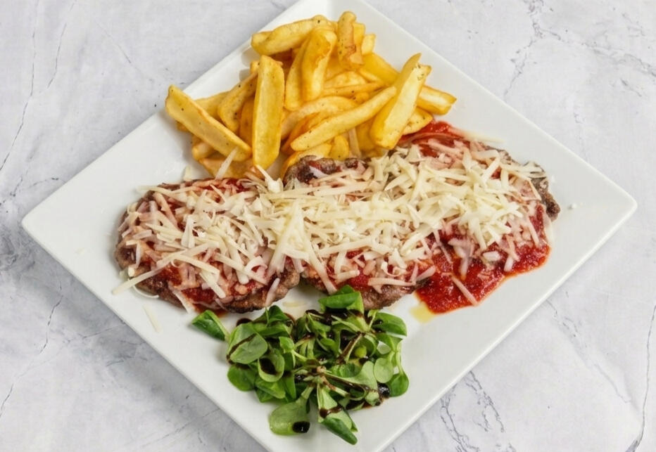 Bifteki special fűszeres paradicsomszósszal és parmezánnal