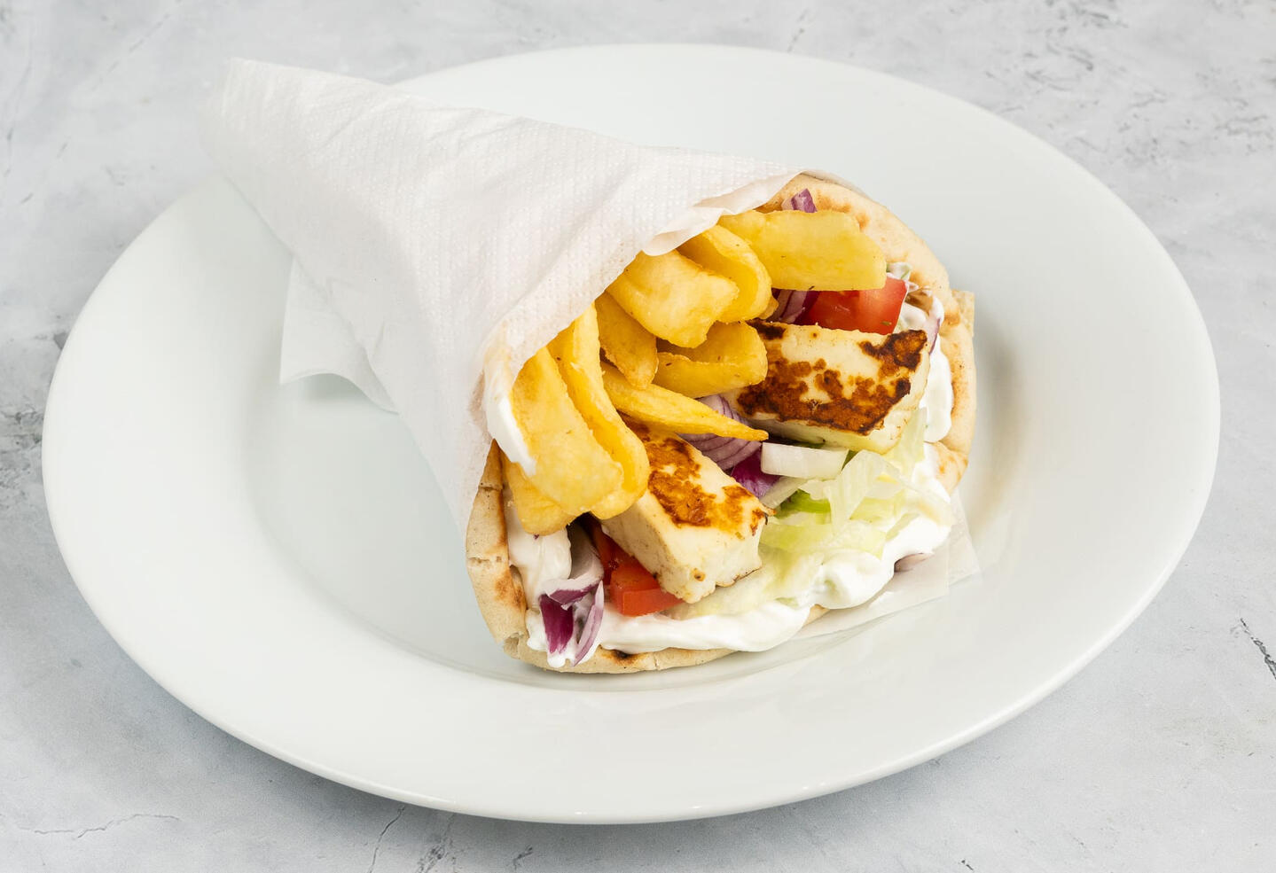 Grillsajt pita görög körettel és tzatzikivel