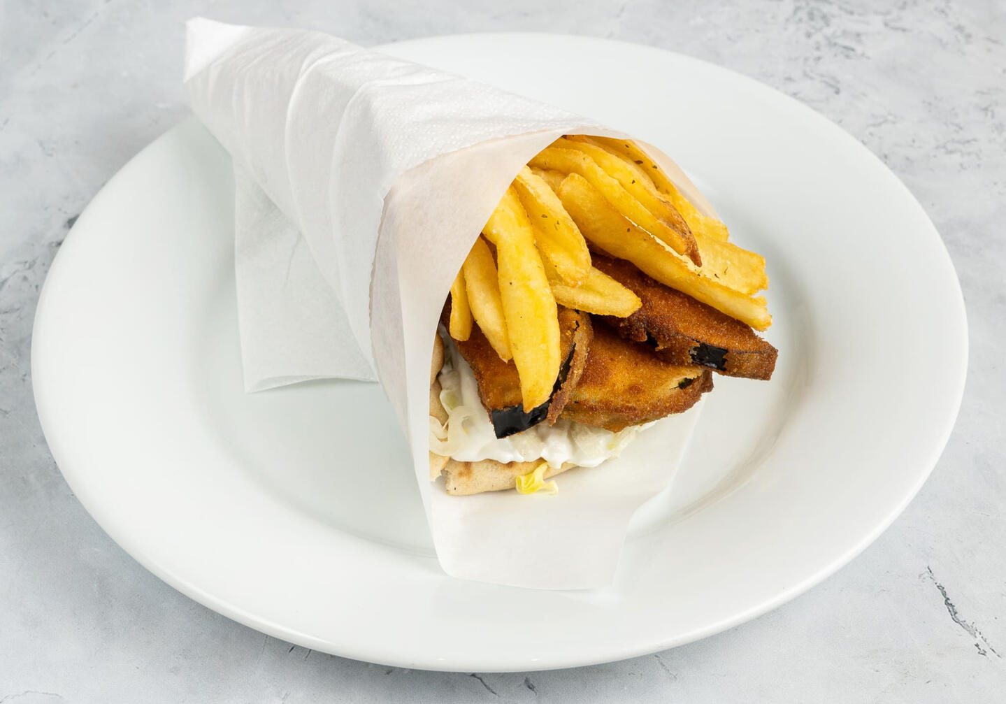 Vegetáriánus pita rántott zöldségekkel és tzatzikivel