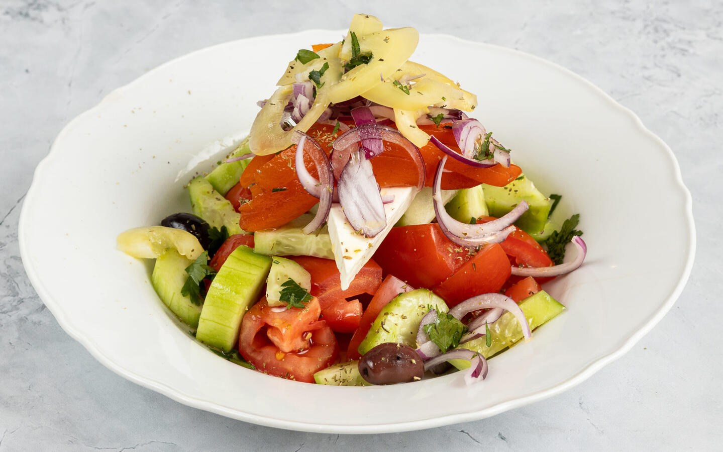 Kis görög saláta feta sajttal és friss zöldségekkel